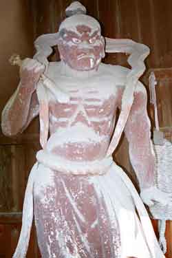 世間遺産 薬師寺の山門・仁王像(高台町)