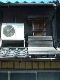 世間遺産　屋根神様とエアコンさま