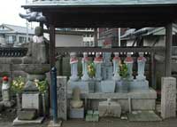 宝泉寺境内にある瘧地蔵と六地蔵