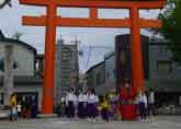 鳥居をくぐって