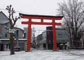 雪に映える鳥居
