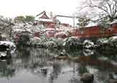 池ごえに見る雪化粧の楼門